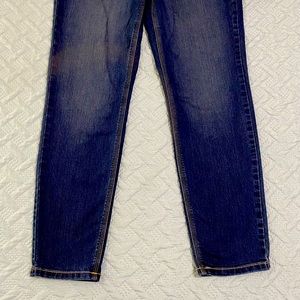 Curvy dark blue jeans